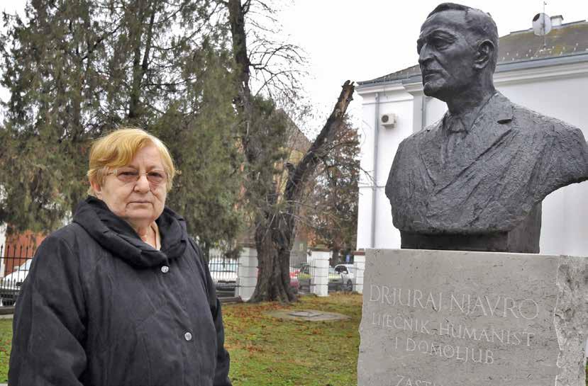 Dr. Vesna Bosanac ispred spomen-poprsja koji je u okrugu vukovarske bolnice podignut u čast legendarnom liječniku i zapovjedniku vukovarske ratne kirurgije dr.
