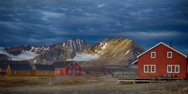 DAY 3 At 78º 55' N Location: Ny-Ålesund As we sail into the Kongsfjord, we come across one of only four permanent settlements on Svalbard: the old coal-mining town of Ny-Ålesund, one of the