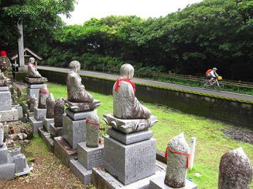 we encounter Shinshouji, the 25 th temple of the Shikoku 88, and the old townscapes of