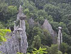 This is one of the most suggestive natural phenomenons, where spires arrive at a height of 30 meters and are covered by a rocky hat ; they are the result of the water erosion of the earth.