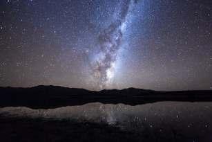 AT NIGHT VISIT TEKAPO SPRINGS AND EXPERIENCE STARGAZING IN A UNIQUE WAY WITH YOU RELAXING IN