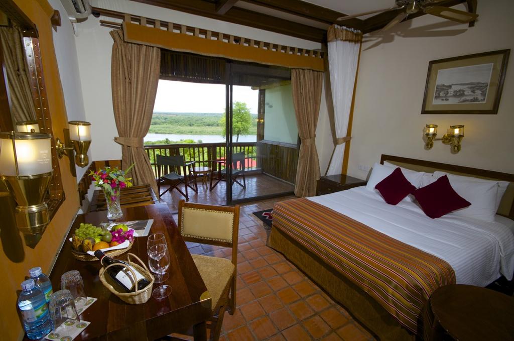 PARAA SAFARI LODGE Paraa Safari Lodge boasts an enviable location in the Western part of the Murchison Falls National Park, looking out across the mighty River Nile.