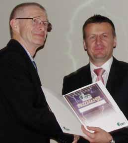 negdašnji HEP-ovci prof. dr.sc. Juraj Šimuni i Ivo Šegvi, koji je zahvalio na priznanju uime nagra enih Na sjednici XIV.