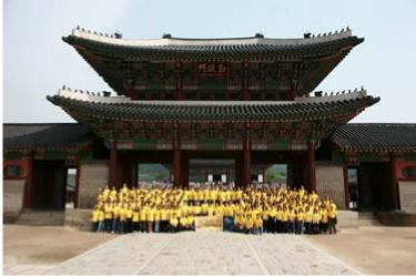 Next, your tour takes in Gyeongbokgung Palace, Ginseng Center, Changdeokgung Palace, Insadong's arts and crafts street,