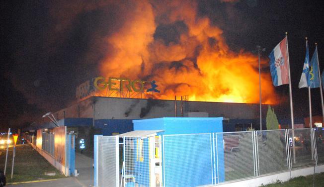 Slika 12. Predodžba prodajnog centra Getro u požaru U Zadru se 2010.
