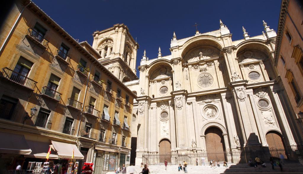DISCOVER GRANADA NEIGHBOURHOOD BY NEIGHBOURHOOD aa CATHEDRAL OF LA ENCARNACIÓN THE CENTRE The busiest and most boisterous area is bordered on the north by the Elvira Gateway, which was the main