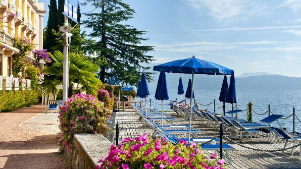 Grand Hotel, Gardone Riviera Y O U R H O T E L E X P E R I E N C E REGINA PALACE HOTEL, STRESA - 4 NIGHTS The 4 star Regina Palace hotel is situated on the banks of Lake Maggiore, in the centre of