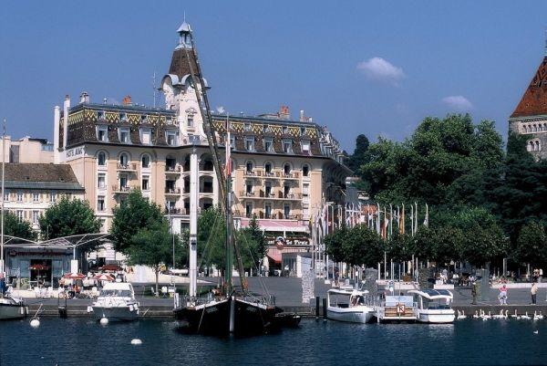 How to reach Lausanne from Geneva or Zurich airports? By train from Geneva airport (the closest airport to Lausanne) Geneva is the closest airport to Lausanne.