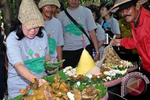 Tourism and Creative Economy Minister Visits Temanggung Wed, March 19 th 2014 Minister of Tourism and Creative Economy Marie Elka Pangestu (left) ate Tumpeng rice when she was attending International