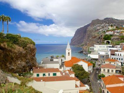 Here you can enjoy the beautiful views of Camara de Lobos and Funchal. Due to sea erosion, caves and terraces were formed along the coastline.