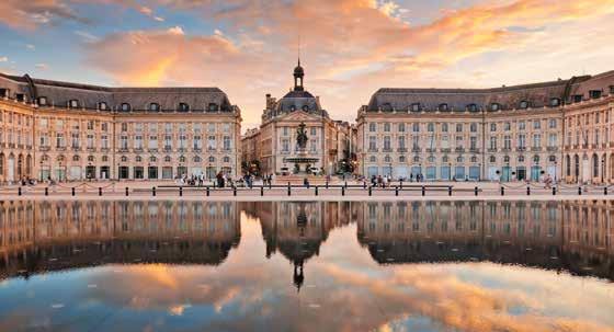 Right: Place de la Bourse A worldwide symbol of Bordeaux for ceturies, dramatic Place de la Bourse was built i the early 18th cetury by Kig Louis XV s architect, Jacques Gabriel.