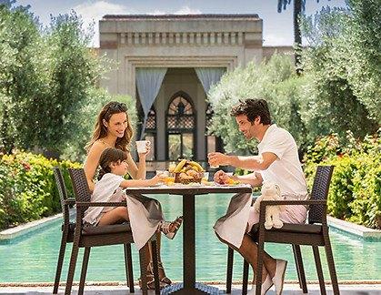 You can enjoy La Palmeraie's delicious international cuisine on the pretty terrace with its flowering shrubs and ponds.
