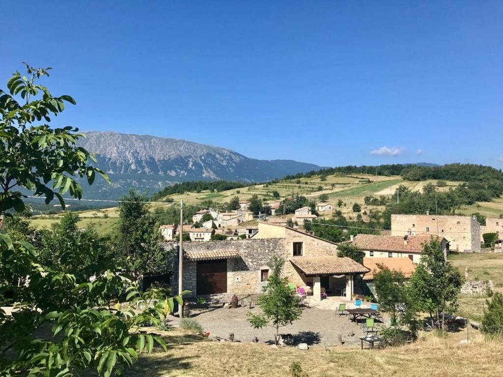 Agriturismo La Pietrantica in the picturesque mountain hamlet of Decontra, and share in