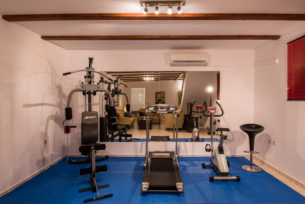 28 PRIVATE GYM Private gym in the living room www.companyname.