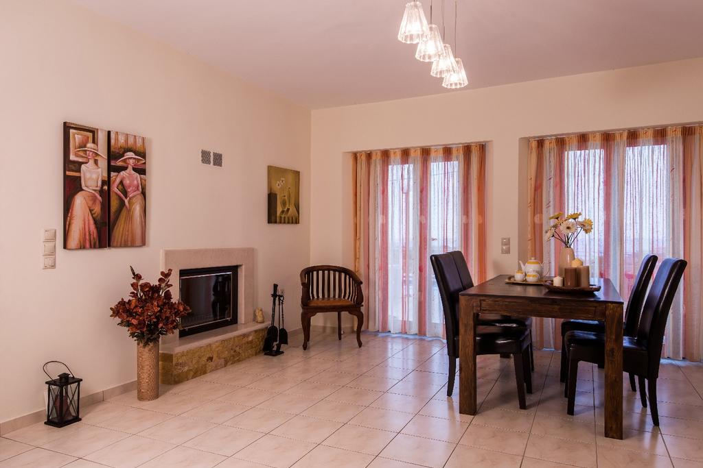 37 Dining Room Dining room with great views, air conditioning & fireplace www.