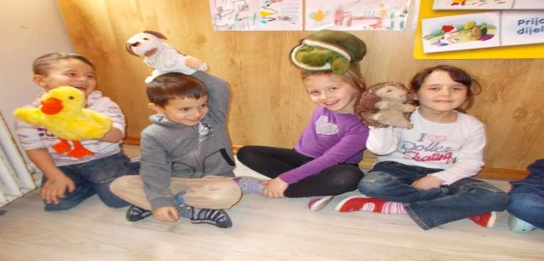 Osnovni poticaji za komunikaciju s djecom i prenošenje sadržaja su lutke: kornjača, pas, patka i jež.