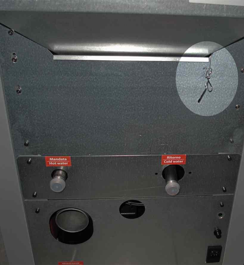 HR Termostat Osjetnik temperature (smješten na stražnjem dijelu kotla) Osjetnik koji se isporučuje s kompaktnim kotlom se koristi samo u slučaju da se kotao ugrađuje sa akumulacijskim spremnikom.