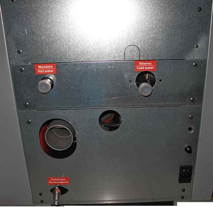 Spajanje na zatvoreni i otvoreni sustav grijanja HR Priključak kotla na sustav centralnog grijanja mora biti izveden isključivo od ovlaštenog servisera.