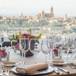 You can enjoy our traditional dishes while gazing at the aqueduct, alcázar and cathedral in