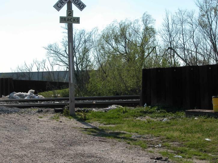 Railroad crossing has no closure gate.