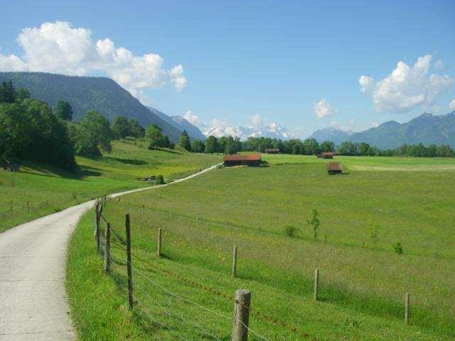 Along the trail you will find lovely hamlets, old fashioned beer gardens and views of the Alps. Overnight stay in Murnau/surroundings.