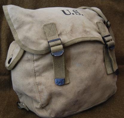 They also have a pair of metal D rings on the front of the shoulders to clip them1936 musette bag on.