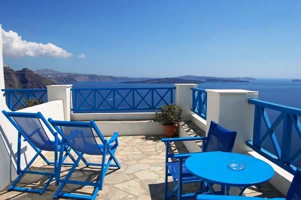 INTERESTING FACTS ABOUT GREECE Approximately 16.5 million tourists visit Greece each year, more than the country s entire population.