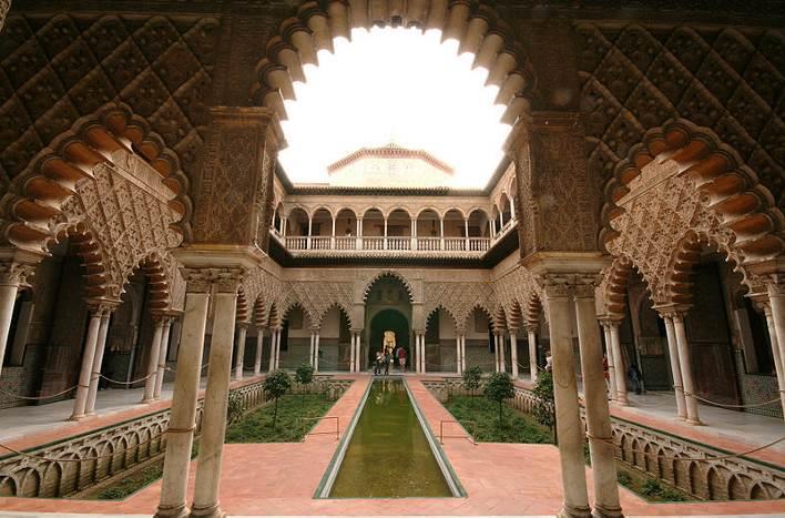 D E T A I L E D ITI N E R A R Y This fascinating tour explores the legacy of 800 years of rule by the Moors in Spain and the independent Muslim kingdom of al-andalus.