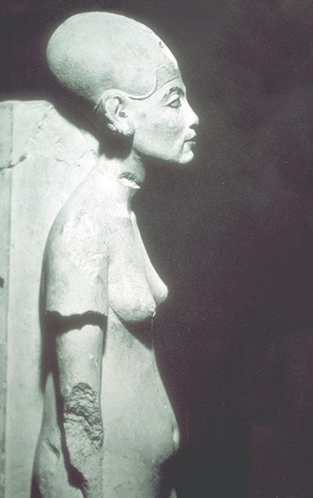 Na slici 5-12 vidite poprsje Nefertiti koje je pronađeno u Tel el Amarni. Od tog grada nije ostalo skoro ništa. U jednom povijesnom trenutku grad je razrušen, ciglu po ciglu i raznesen diljem svijeta.