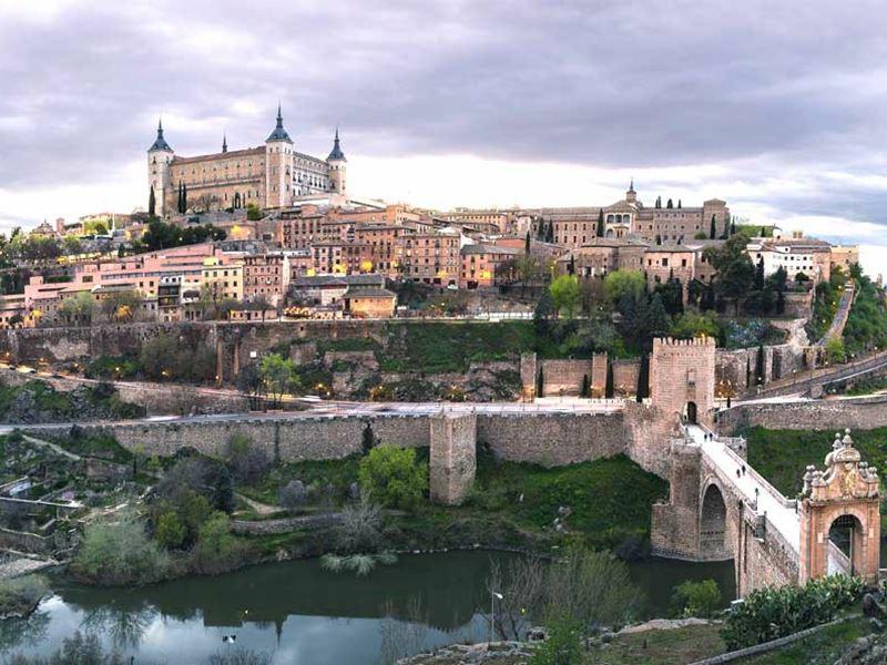It is rich in historical buildings: the Aqueduct, built by the Romans, the Alcazar, the most spectacular castle in Spain and the Cathedral. The Lady of the Cathedrals.