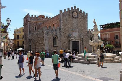Move to Taormina and check-in at your hotel in the heart of the town, near Corso Umberto. 4.