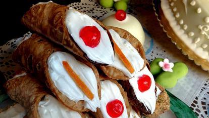 Enjoy a Cannolo pastry from Monreale, a masterpiece of the Sicilian cuisine.