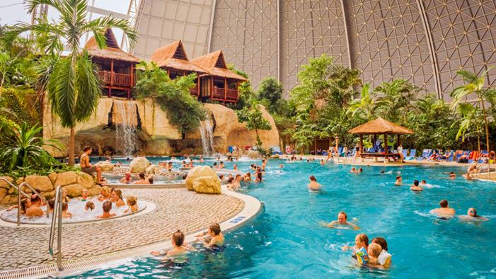 Markets Germany Issue 01/2018 - The Leisure Boom The blue lagoon at Tropical Island Berlin, a vast climate-controlled dome which has been basking in its own success since 2004.