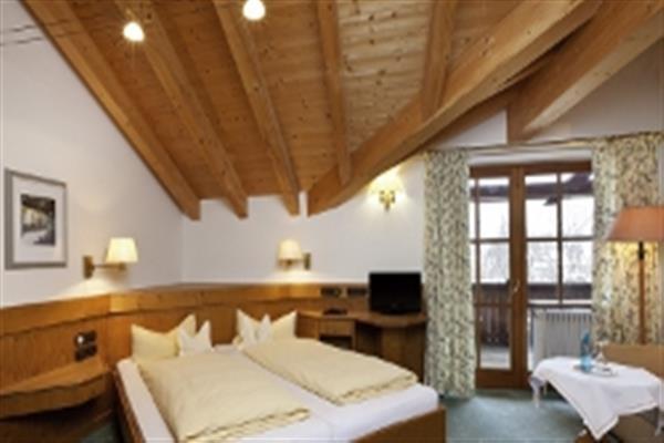 de Accommodation is in twin Austrian style bedded rooms (Austrian Style which consist of one bed frame fitted with two single