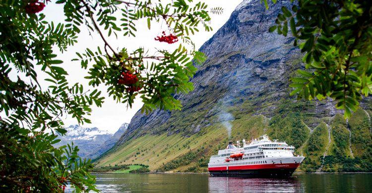 THE CLASSICAL VOYAGE ALONG THE NORWEGIAN COASTLINE - DEPARTURE EVERY DAY BERGEN - KIRKENES - BERGEN 12 DAYS This classic roundtrip with Hurtigruten is known as the world's most beautiful sea voyage