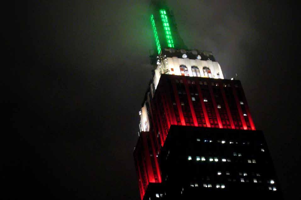 Empire State Building Tower Lights Foto di Grufnik da Flickr CC http://bit.ly/1m9qexy The Empire State Building lights up the city skyline with its Holiday Light Show: December 20th - December 24 th.