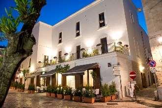 The property is in the heart of the old town so all the sites and restaurants are easy to walk to.