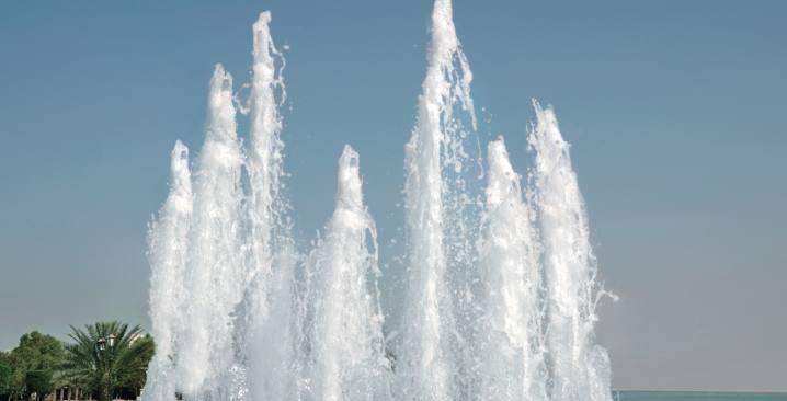 60 FEET FOUNTAINS BE GREETED BY A 60 FEET WIDE WATER