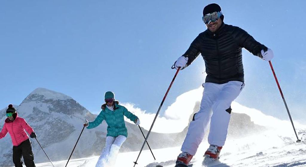 Sports & Activities** Land sports & Leisure Group lessons Free access Min age (years) Dates available Skiing School All levels 4 years old Always Snowboard School All