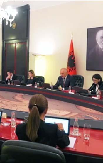 E premte 12 Janar 2018 POLITIKE - 5 EDI RAMA Kryeministri Edi Rama e cilësoi miratimin nga parlamenti maqedonas të ligjit të gjuhës shqipe, një arritje historike për shqiptarët, por që demokratizon e