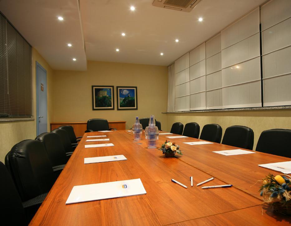 Other meeting and banqueting rooms in hotels and
