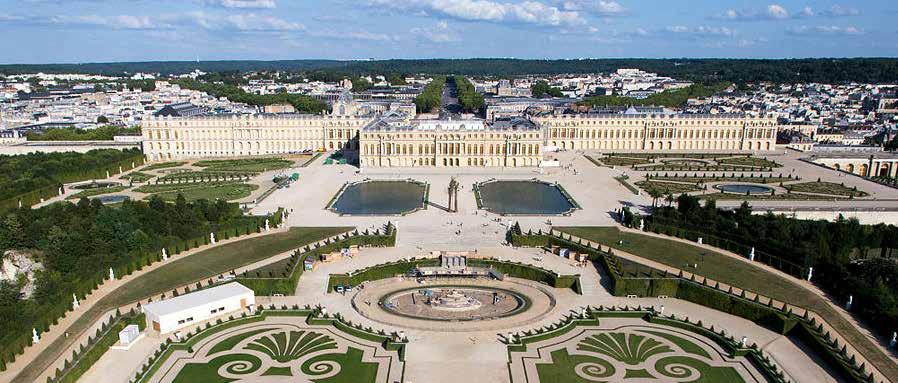 Versailles has a range of hotel facilities combining 1,024 hotel rooms, ranging from the palatial to 2-star accommodation.