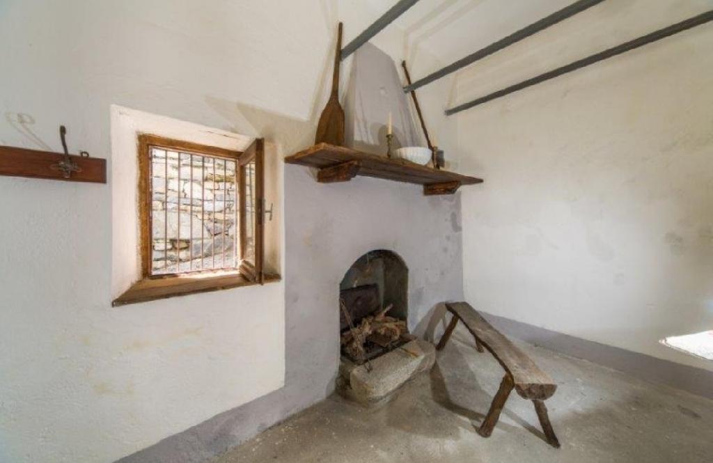 DESCRIPTION LAKE COMO Lenno - OSSUCCIO MILL for sale on Lake Como Italy 5 minutes from the Lake Beautiful renovated watermill of 17th century set in a picturesque natural surroundings of Lake Como,
