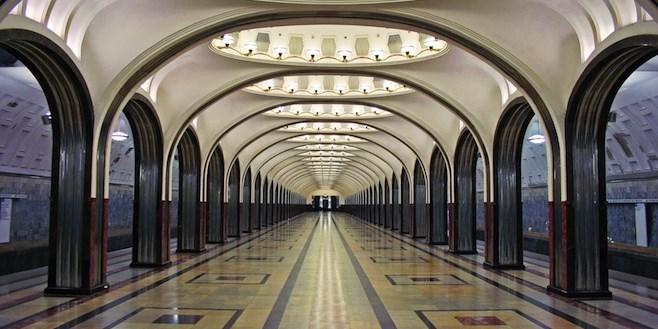 Destination Guide Movility in Moscow Metro: In Moscow metro stations operate daily from 06:00 to 01:00 hrs. It extends for 365 km. It has 212 stations.