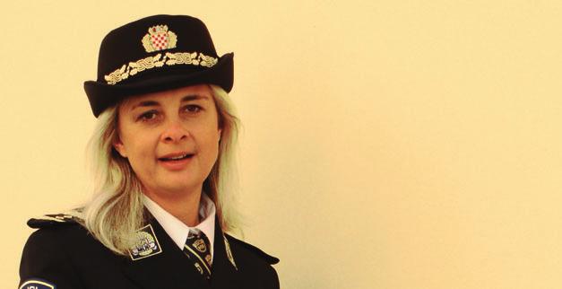 Helena BIOČIĆ Policijski posao se oduvijek smatrao muškim poslom Načelnica Odjela pomorske i aerodromske policije u Upravi za granicu Mirna Kovač u policiji je od ratne 1994.
