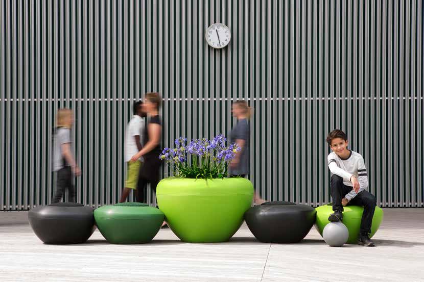 SCOOP FAMILY The Scoop series paves the way for spending time and social interaction in public spaces.