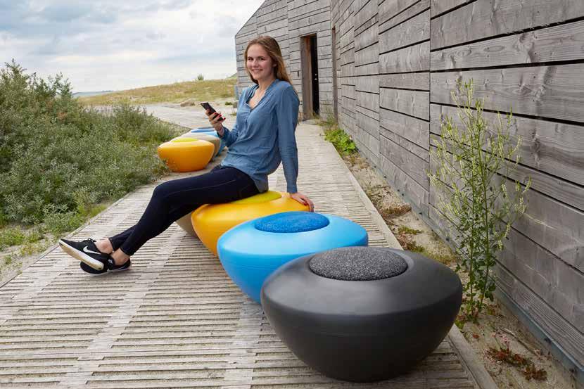 SCOOP FAMILY The Scopi Seat has a playful and humorous expression, and it lends itself well to being placed by the water, along a pier or close to the beach.