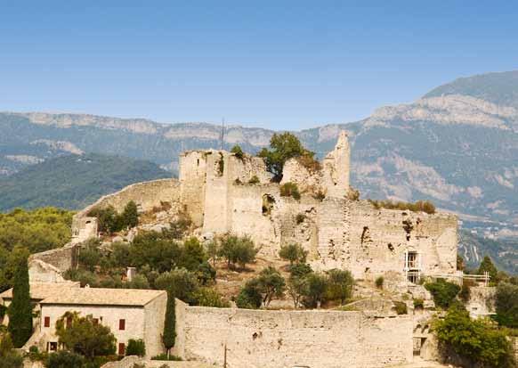 The ruins of Entrechaux castle What particularly strikes one, whichever route you take, is the importance of the site. The ruins of Entrechaux castle dominate the valleys.
