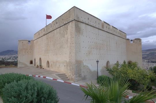 rooms distributed along both sides of a central corridor. The fortress was accessed through an elevated gate located on the left flank of the tower situated along the side that faces the city.