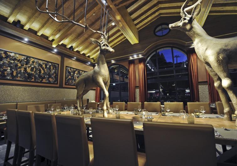 In the winter season, enjoy the best of après-ski dining overlooking beautiful mountain vistas from a warm and welcoming dining room.